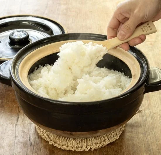 長谷園の伊賀焼炊飯土鍋「かまどさん」で炊いたごはんを、しゃもじですくっている様子