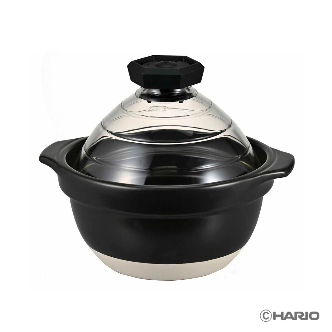 黒い土鍋に透明なガラスぶたが付いたHARIOの「フタがガラスのご飯釜」の製品画像