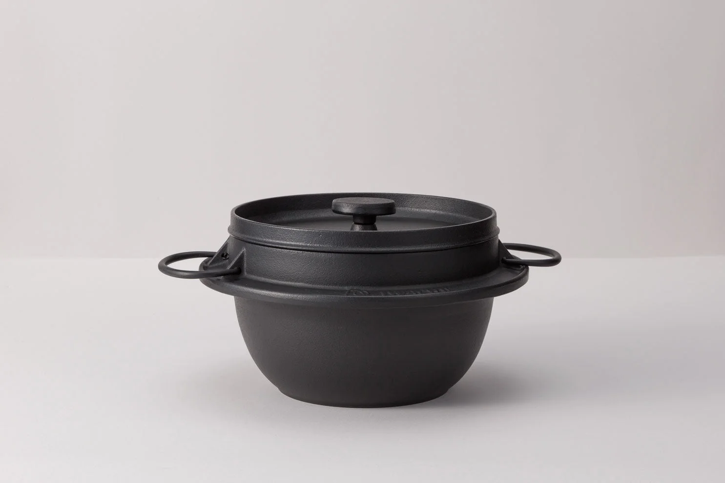 黒い鋳鉄製で両側に取っ手が付いた岩鋳「ごはん鍋」3合炊の製品画像