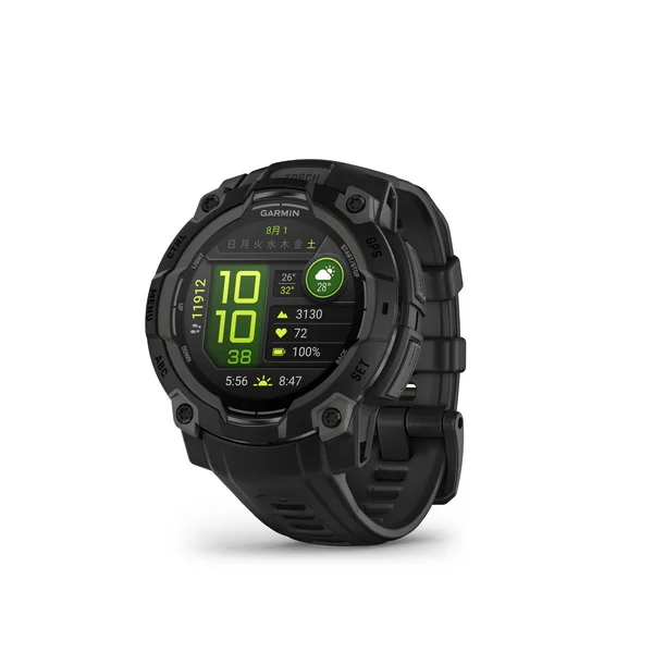 黒いバンドのInstinct 3 AMOLED（45mm）を斜め前から写した、黄緑色の時刻表示の文字盤のGarmin公式の製品画像