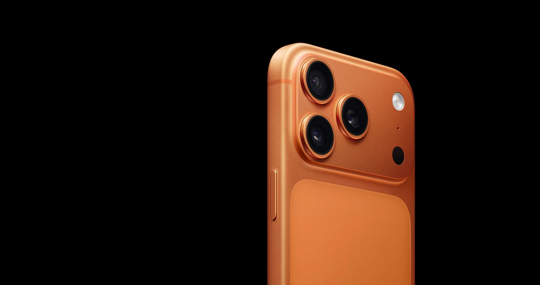 コズミックオレンジのiPhone 17 Proを斜め後ろから写したApple公式画像