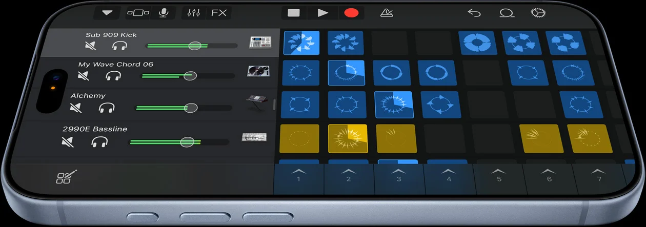 iPhone 18 Proで音楽制作アプリを操作している様子を斜めから写したApple公式画像