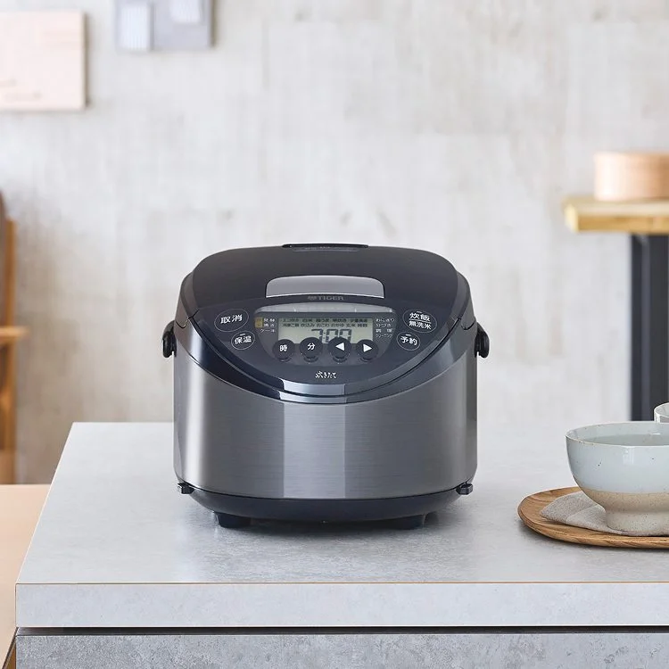 キッチンカウンターに置かれた、モーブブラックのタイガー IHジャー炊飯器 JPW-K100