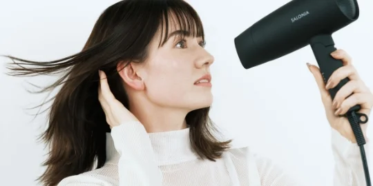 SALONIAスピーディーイオンドライヤーの強い風で、女性の髪がなびいている様子を写したSALONIA公式の画像