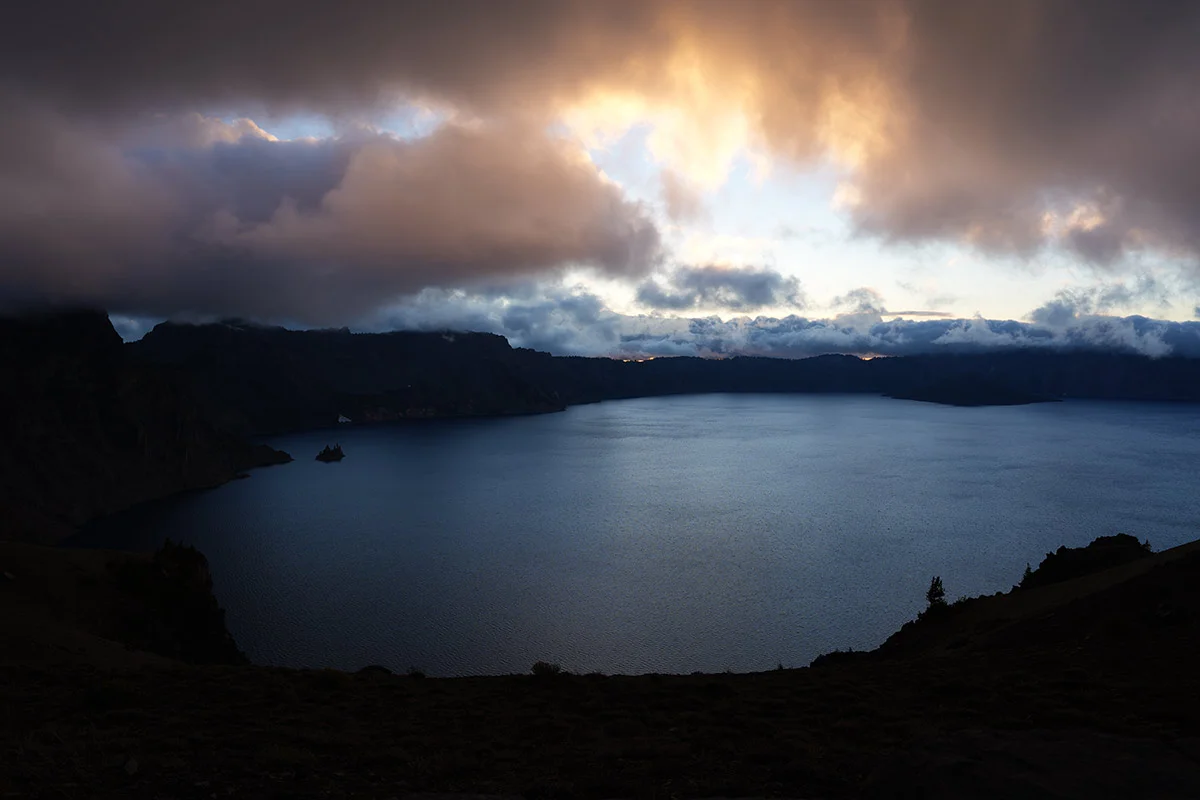 α7 Vで撮影された、夕暮れの雲と湖を写したソニー公式の作例画像
