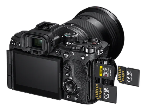 α7 Vの側面にあるデュアルカードスロットからCFexpress Type AカードとSDカードを取り出す様子を写した、ソニー公式の製品画像