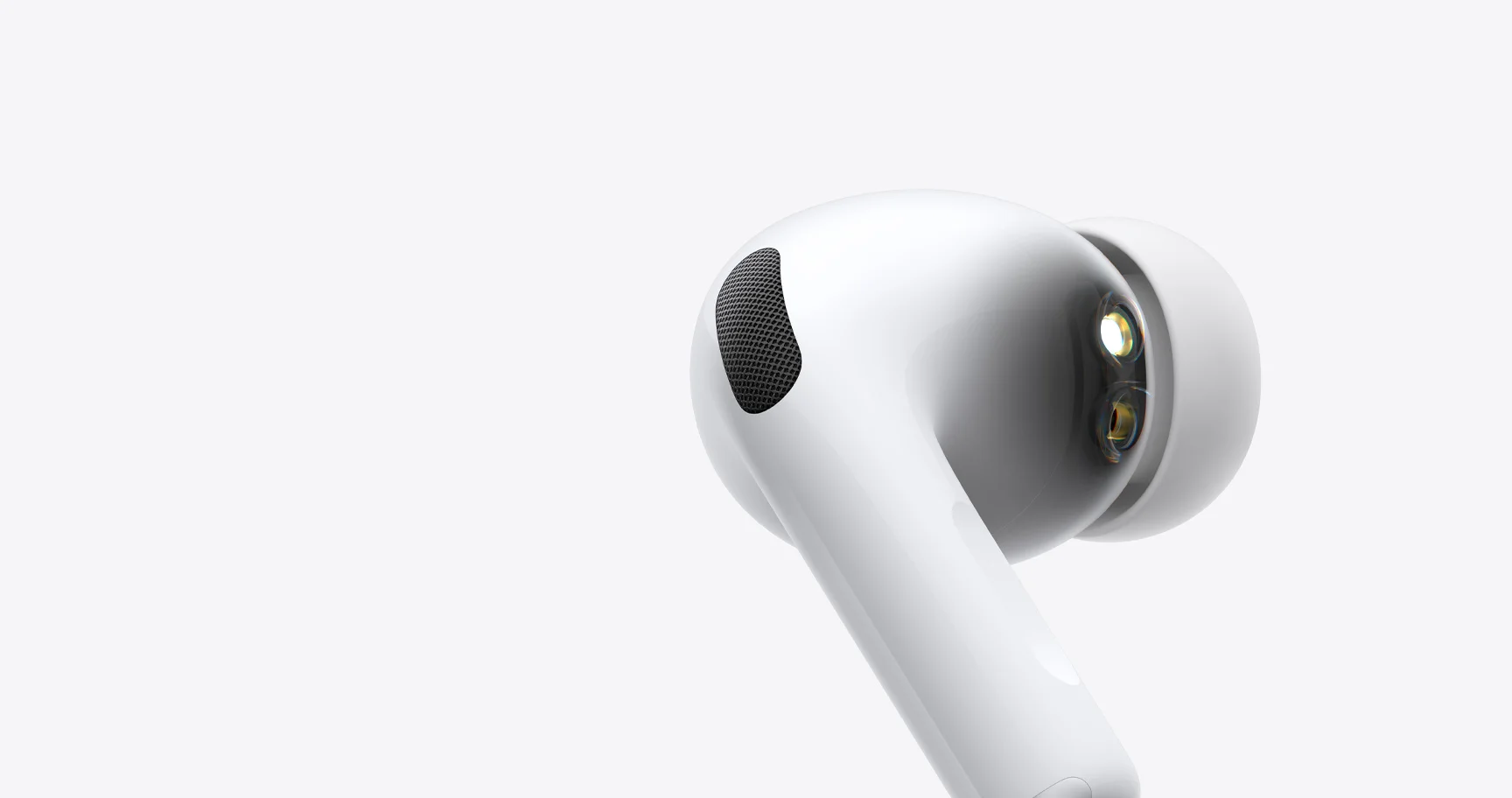 AirPods Pro 3のイヤホン本体の内側に搭載された心拍数センサーを写したApple公式の画像