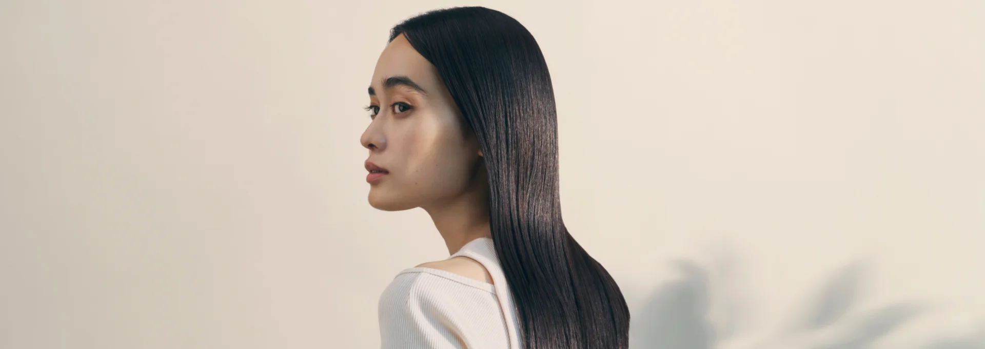 ツヤのあるまっすぐな黒髪の女性の横顔を写した、パナソニック公式のイメージ画像