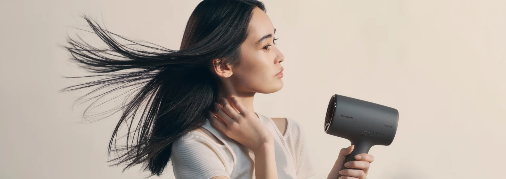 ナノケア EH-NA0Kの風で長い黒髪がなびく女性を写した、パナソニック公式の画像
