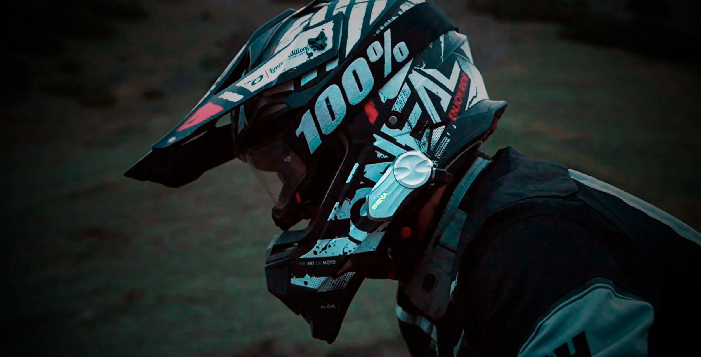 オフロードヘルメットの側面にインカムを取り付けたライダーの横顔を写したSENA公式のイメージ画像