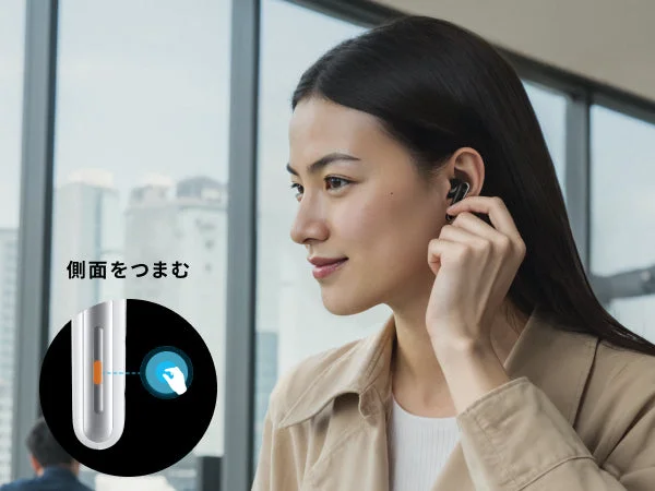 Soundcore Liberty 5の側面をつまんで操作する女性と、感圧センサーの操作位置を示したAnker公式の画像